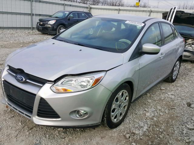 1FAHP3F21CL324642 - 2012 FORD FOCUS SE SILVER photo 2
