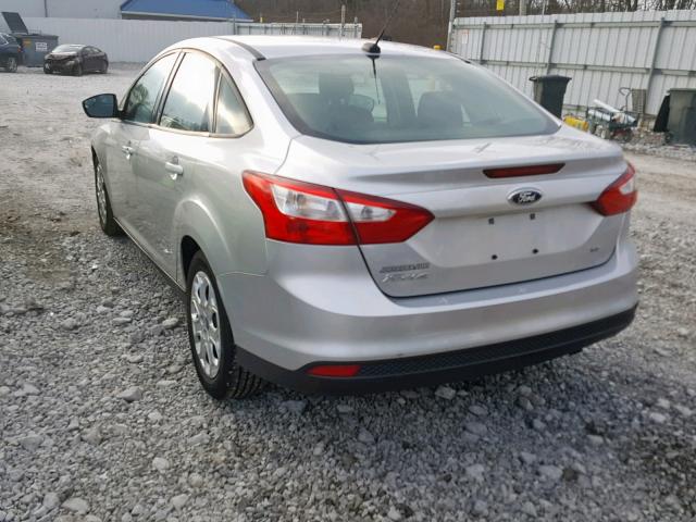 1FAHP3F21CL324642 - 2012 FORD FOCUS SE SILVER photo 3