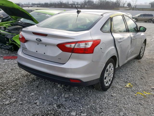 1FAHP3F21CL324642 - 2012 FORD FOCUS SE SILVER photo 4