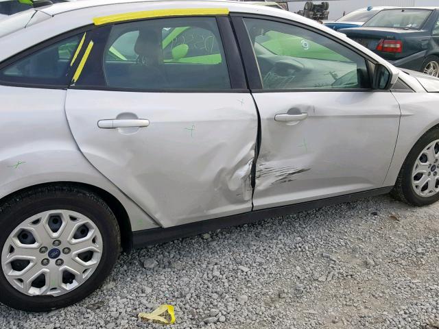 1FAHP3F21CL324642 - 2012 FORD FOCUS SE SILVER photo 9