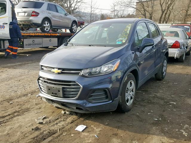 3GNCJKSB8JL293338 - 2018 CHEVROLET TRAX LS GRAY photo 2