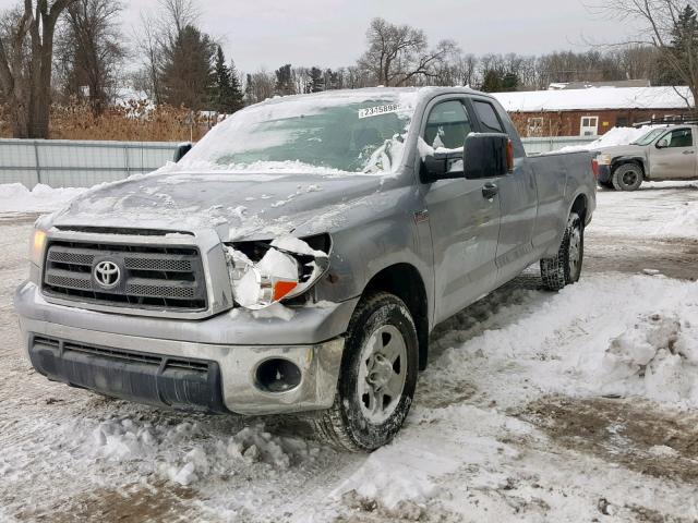 5TFCY5F1XCX013952 - 2012 TOYOTA TUNDRA DOU 银色 照片 2