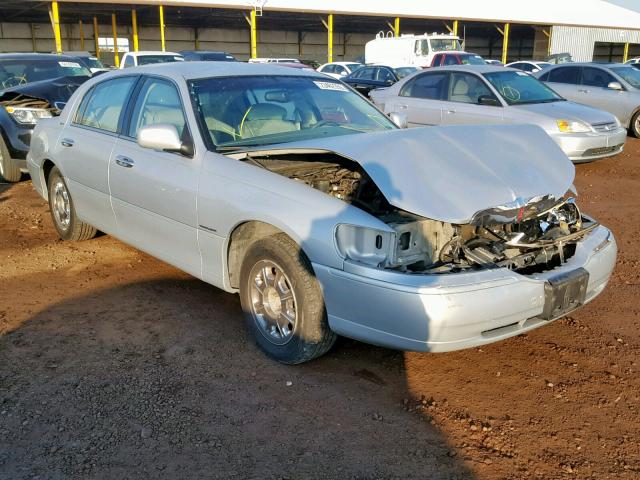 1LNFM82W0WY692510 - 1998 LINCOLN TOWN CAR S SILVER photo 1