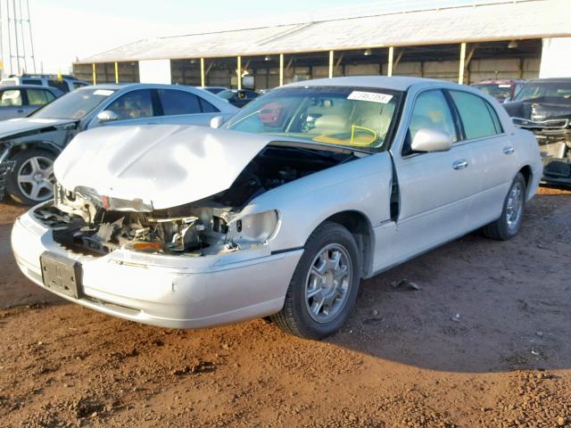 1LNFM82W0WY692510 - 1998 LINCOLN TOWN CAR S SILVER photo 2