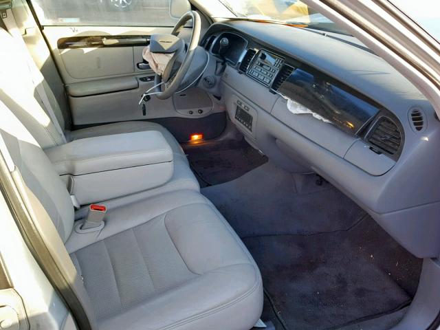 1LNFM82W0WY692510 - 1998 LINCOLN TOWN CAR S SILVER photo 5