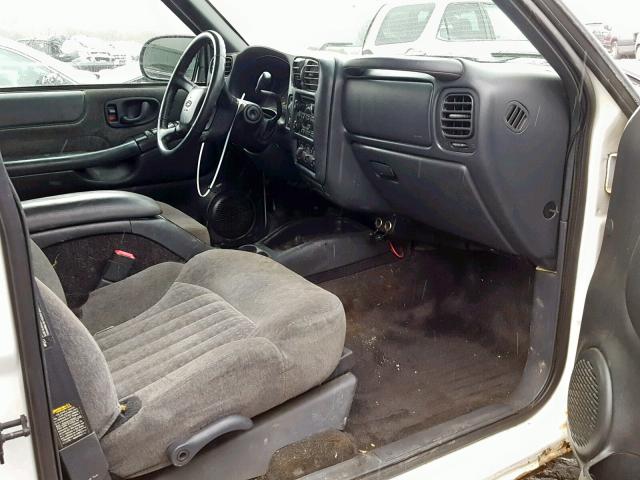 1GNCS13W32K211432 - 2002 CHEVROLET BLAZER WHITE photo 5