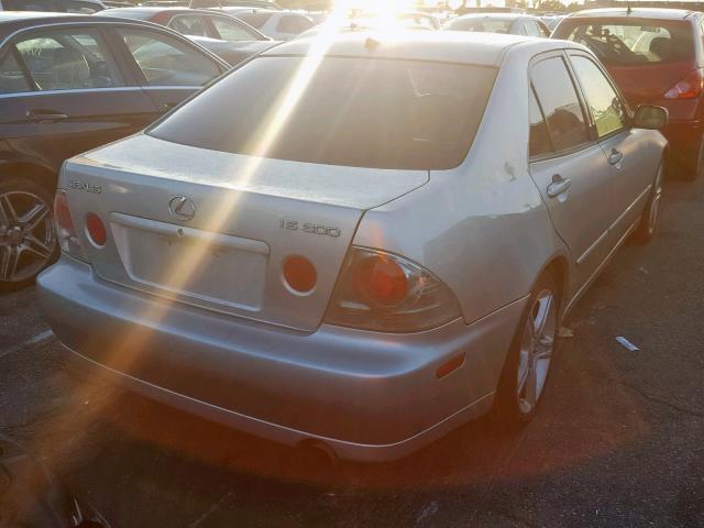 JTHBD192320059018 - 2002 LEXUS IS 300 SILVER photo 4