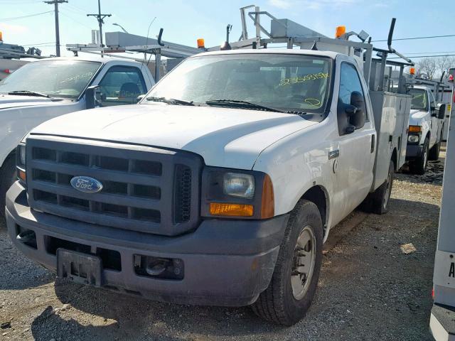 1FDSF30526EC12023 - 2006 FORD F350 SRW S WHITE photo 2