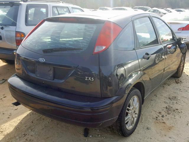 3FAFP37353R135881 - 2003 FORD FOCUS ZX5 BLACK photo 4