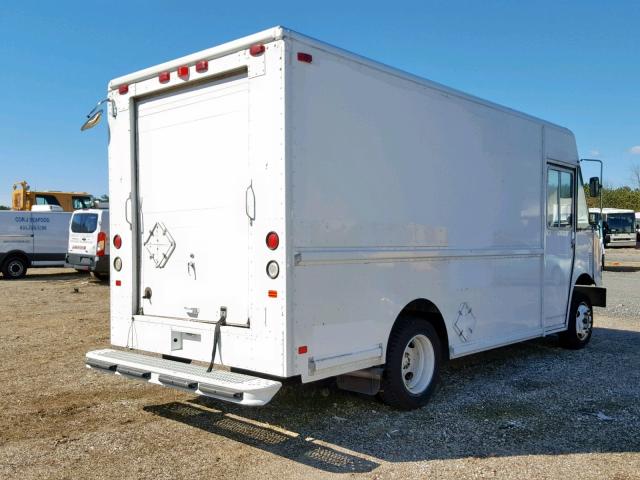 4UZAANBW82CJ99604 - 2002 FREIGHTLINER CHASSIS M WHITE photo 4