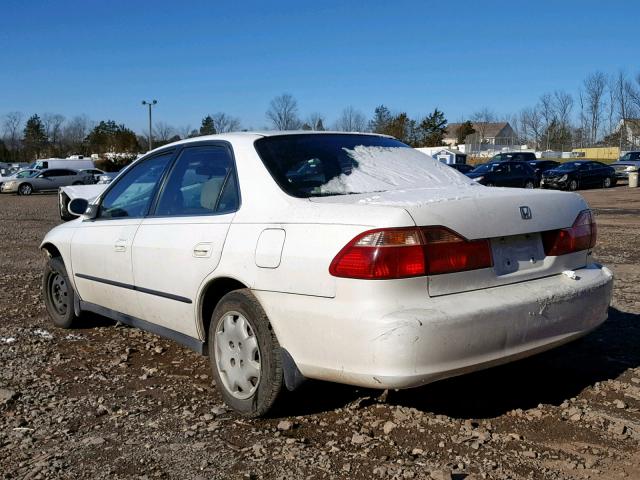 1HGCG5646XA034577 - 1999 HONDA ACCORD LX WHITE photo 3