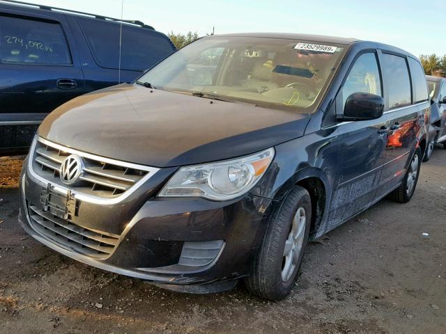 2V4RW3D19AR393052 - 2010 VOLKSWAGEN ROUTAN SE BLACK photo 2