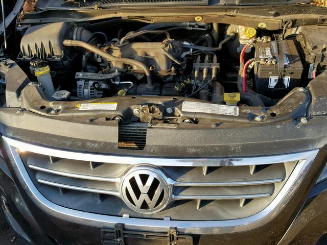 2V4RW3D19AR393052 - 2010 VOLKSWAGEN ROUTAN SE BLACK photo 7