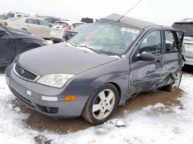 1FAFP34N85W120913 - 2005 FORD FOCUS ZX4 GRAY photo 2