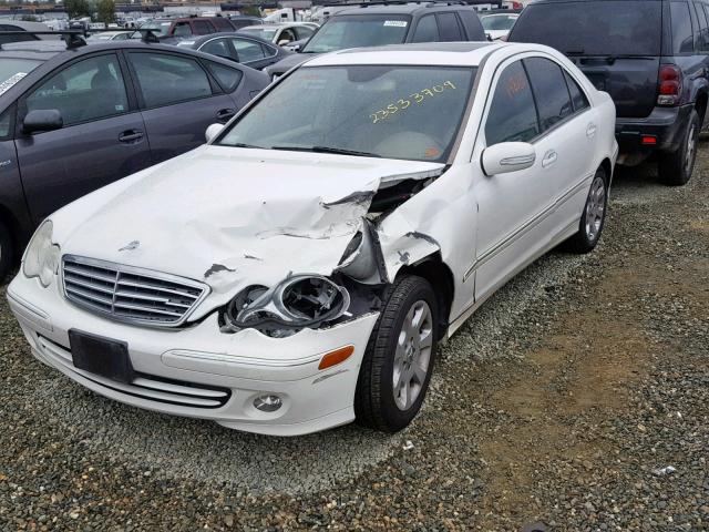 WDBRF61J25A756719 - 2005 MERCEDES-BENZ C 240 WHITE photo 2