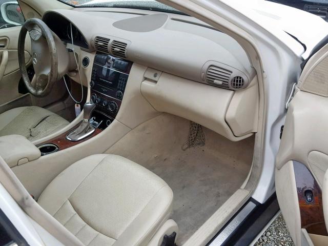 WDBRF61J25A756719 - 2005 MERCEDES-BENZ C 240 WHITE photo 5