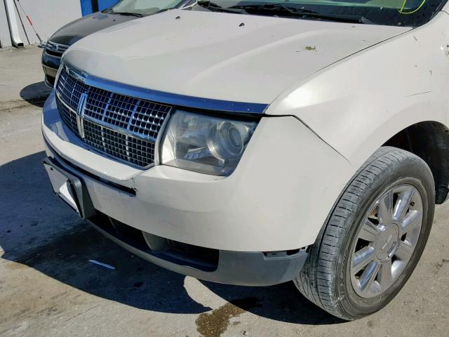 2LMDU68C67BJ35886 - 2007 LINCOLN MKX WHITE photo 9