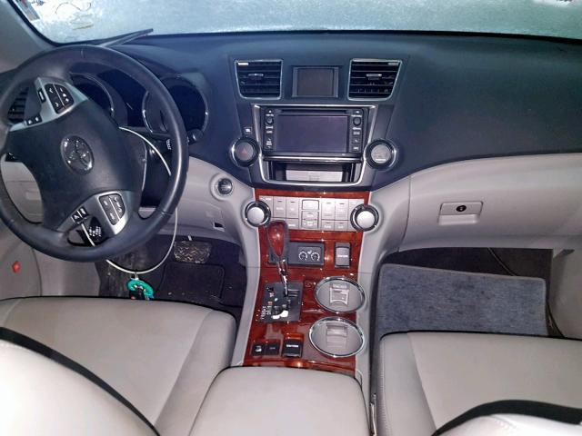 5TDDK3EH4DS240182 - 2013 TOYOTA HIGHLANDER SILVER photo 9