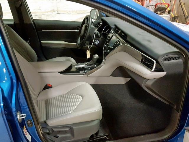 4T1B11HK8JU028622 - 2018 TOYOTA CAMRY L BLUE photo 5