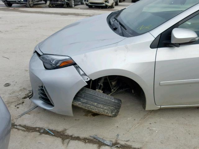 5YFBURHE0HP677231 - 2017 TOYOTA COROLLA L 银色 照片 9
