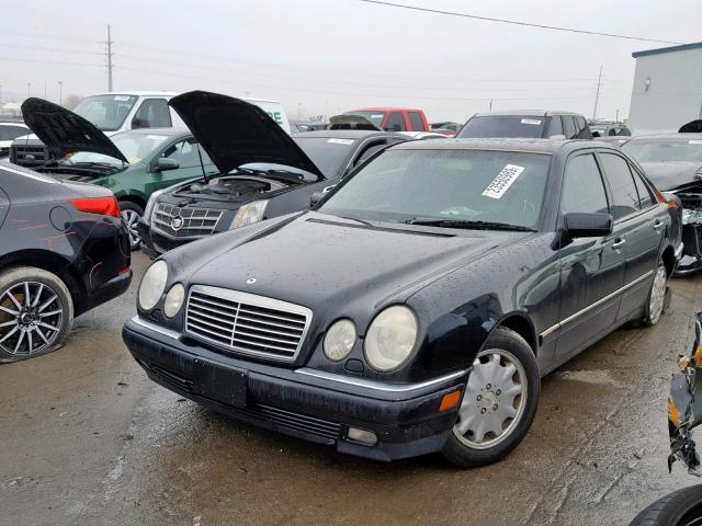 WDBJF65F1WA527419 - 1998 MERCEDES-BENZ E 320 BLACK photo 2