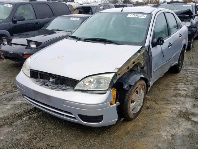 1FAFP34NX7W106739 - 2007 FORD FOCUS ZX4 SILVER photo 2