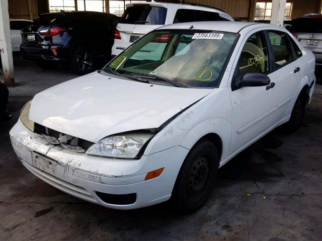 1FAFP34NX6W184985 - 2006 FORD FOCUS ZX4 WHITE photo 2