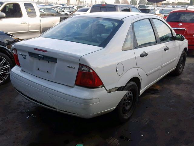 1FAFP34NX6W184985 - 2006 FORD FOCUS ZX4 WHITE photo 4