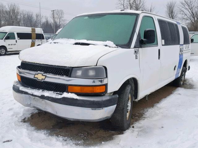 1GAZGZFG0B1108359 - 2011 CHEVROLET EXPRESS G3 WHITE photo 2