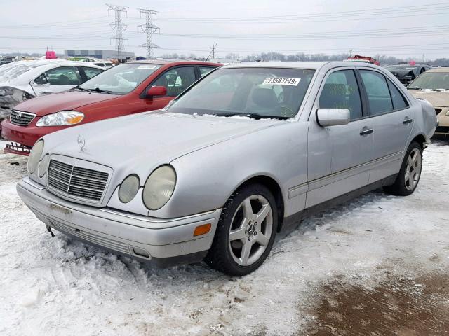 WDBJF55F0VJ033027 - 1997 MERCEDES-BENZ E 320 SILVER photo 2