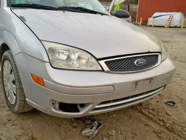 1FAFP34N35W128983 - 2005 FORD FOCUS ZX4 SILVER photo 10