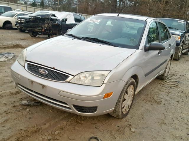 1FAFP34N35W128983 - 2005 FORD FOCUS ZX4 SILVER photo 2