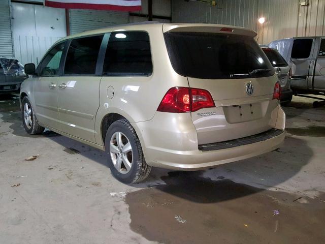 2V4RW3DG0BR766534 - 2011 VOLKSWAGEN ROUTAN SE TAN photo 3