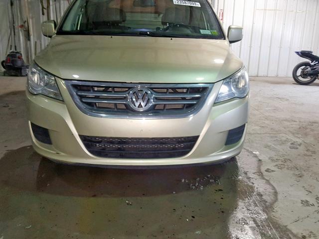 2V4RW3DG0BR766534 - 2011 VOLKSWAGEN ROUTAN SE TAN photo 9