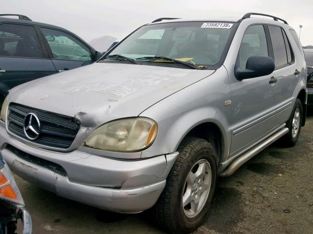 4JGAB54E5XA114674 - 1999 MERCEDES-BENZ ML 320 SILVER photo 2