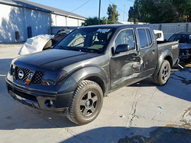 1N6AD07U26C411597 - 2006 NISSAN FRONTIER C BLACK photo 2