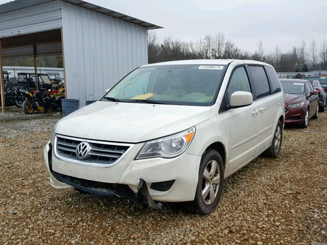 2V4RW3D16AR295452 - 2010 VOLKSWAGEN ROUTAN SE WHITE photo 2