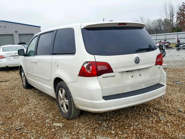 2V4RW3D16AR295452 - 2010 VOLKSWAGEN ROUTAN SE WHITE photo 3