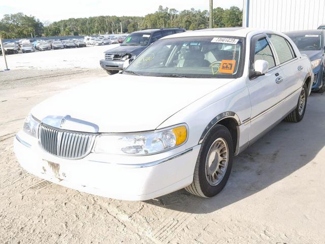 1LNHM83W61Y611686 - 2001 LINCOLN TOWN CAR C WHITE photo 2