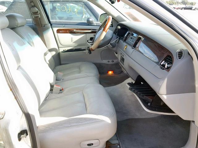 1LNHM83W61Y611686 - 2001 LINCOLN TOWN CAR C WHITE photo 5