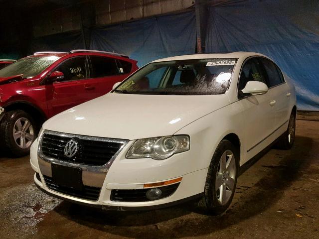 WVWJK73C19P024857 - 2009 VOLKSWAGEN PASSAT TUR WHITE photo 2