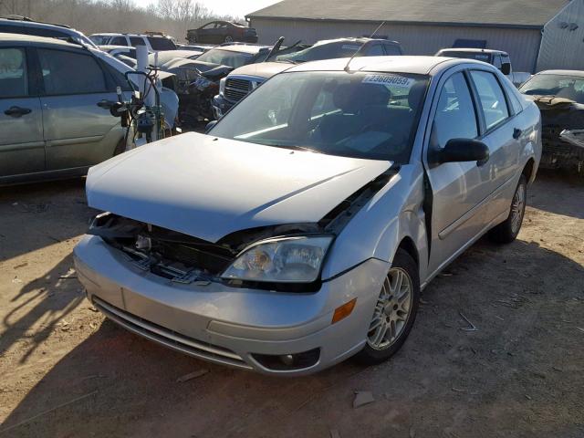 1FAHP34N47W134027 - 2007 FORD FOCUS ZX4 SILVER photo 2