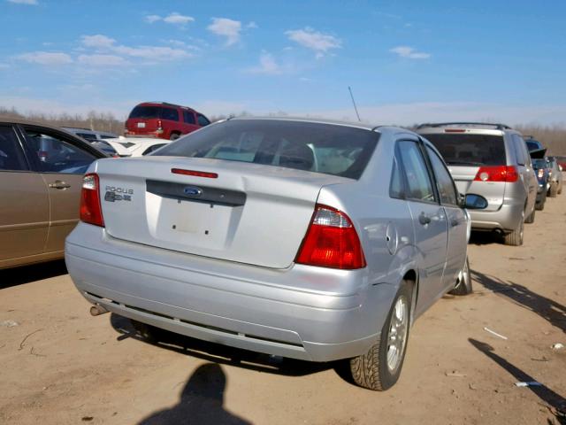 1FAHP34N47W134027 - 2007 FORD FOCUS ZX4 SILVER photo 4