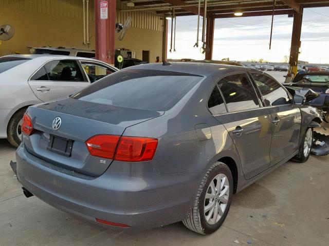 3VWD07AJ9EM212804 - 2014 VOLKSWAGEN JETTA SE GRAY photo 4