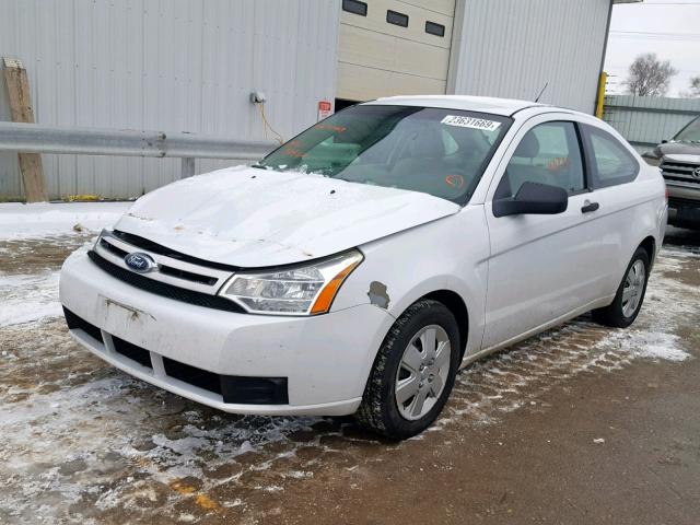 1FAHP32N08W287072 - 2008 FORD FOCUS S/SE WHITE photo 2