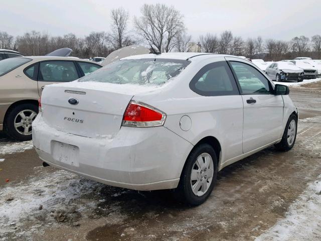 1FAHP32N08W287072 - 2008 FORD FOCUS S/SE WHITE photo 4