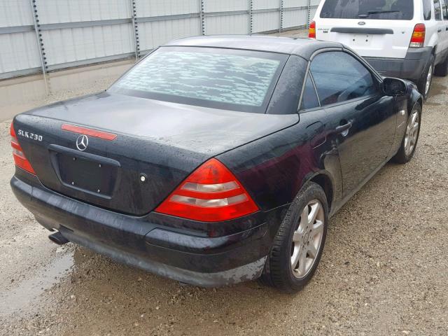 WDBKK47F8WF003740 - 1998 MERCEDES-BENZ SLK 230 KO BLACK photo 4