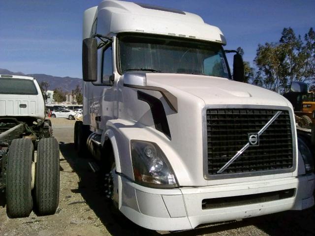 4V4NC9TH9CN561487 - 2012 VOLVO VN VNL WHITE photo 1