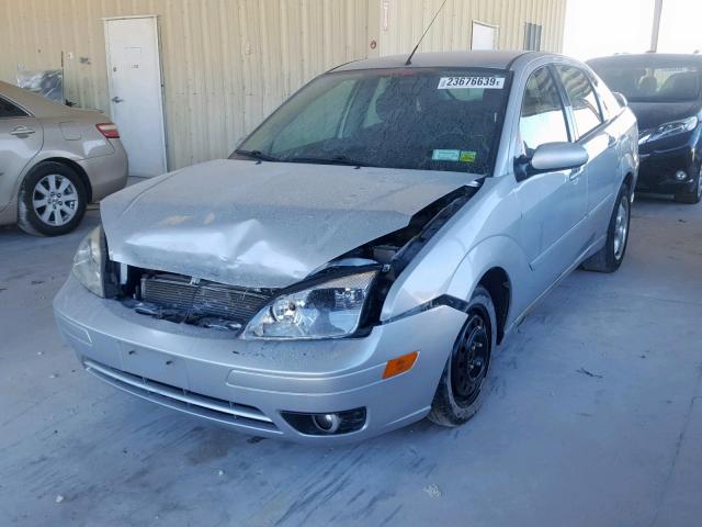 1FAFP38Z05W147813 - 2005 FORD FOCUS ZX4 SILVER photo 2