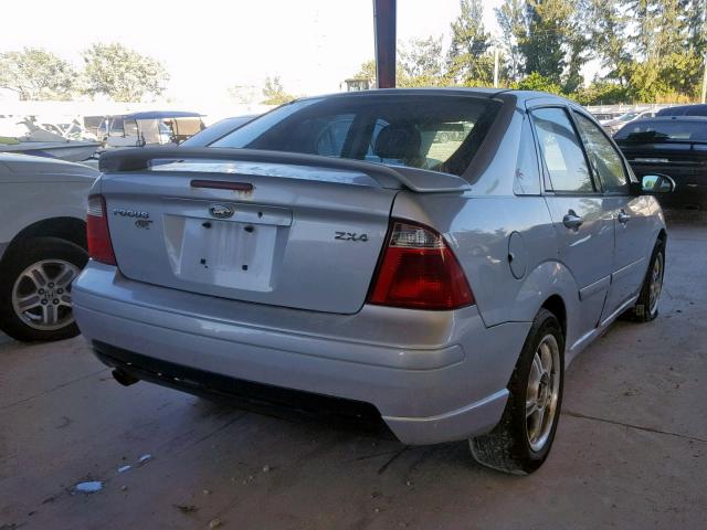 1FAFP38Z05W147813 - 2005 FORD FOCUS ZX4 SILVER photo 4